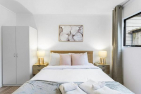 Fusion Modern Escape with Parking and Patio Auckland